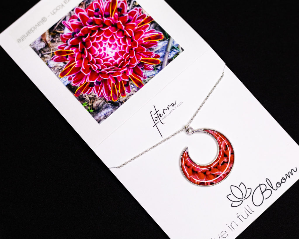 Pink ginger flower wave-shaped necklace