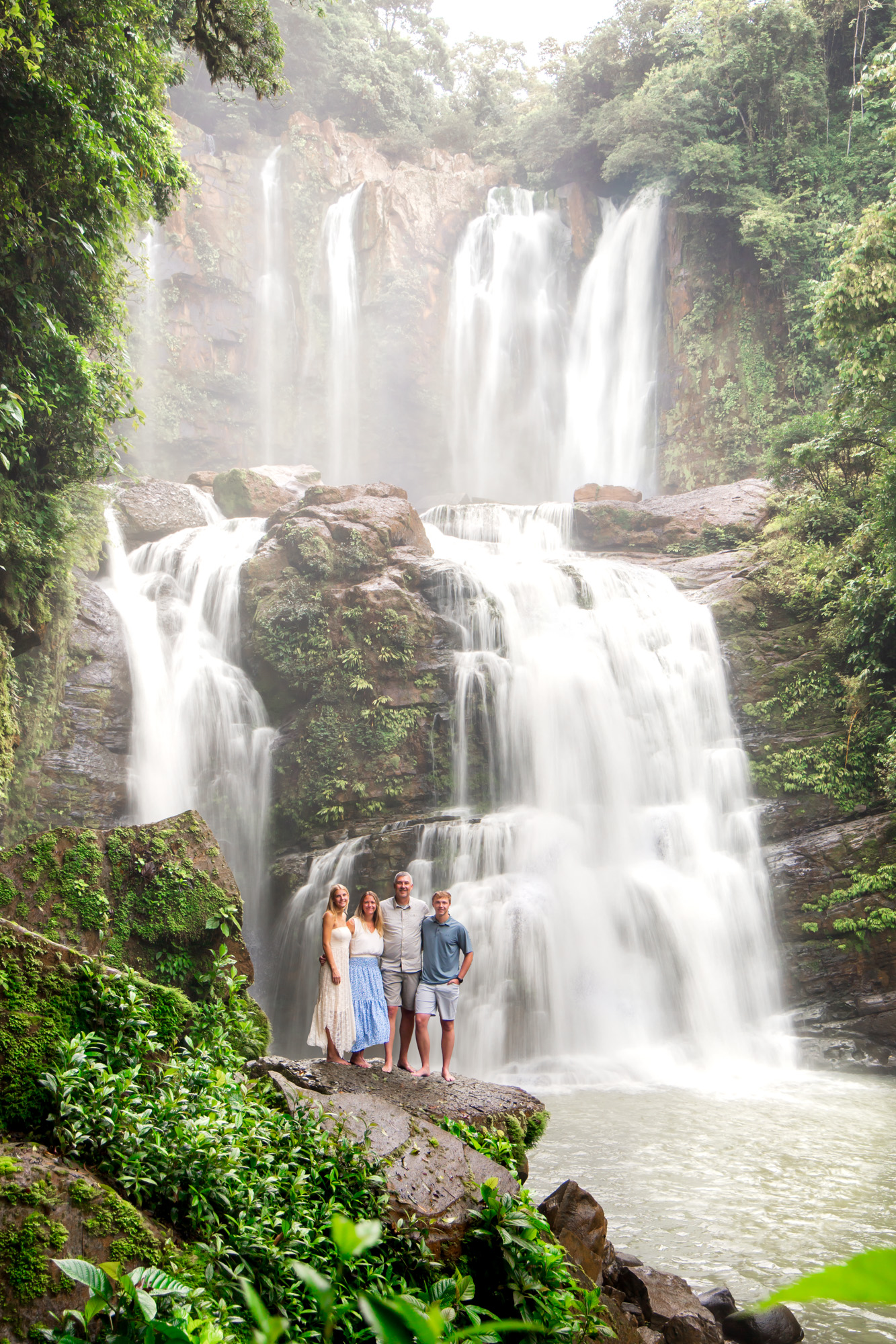 kids playing on the beach: kid photography Manuel Antonio