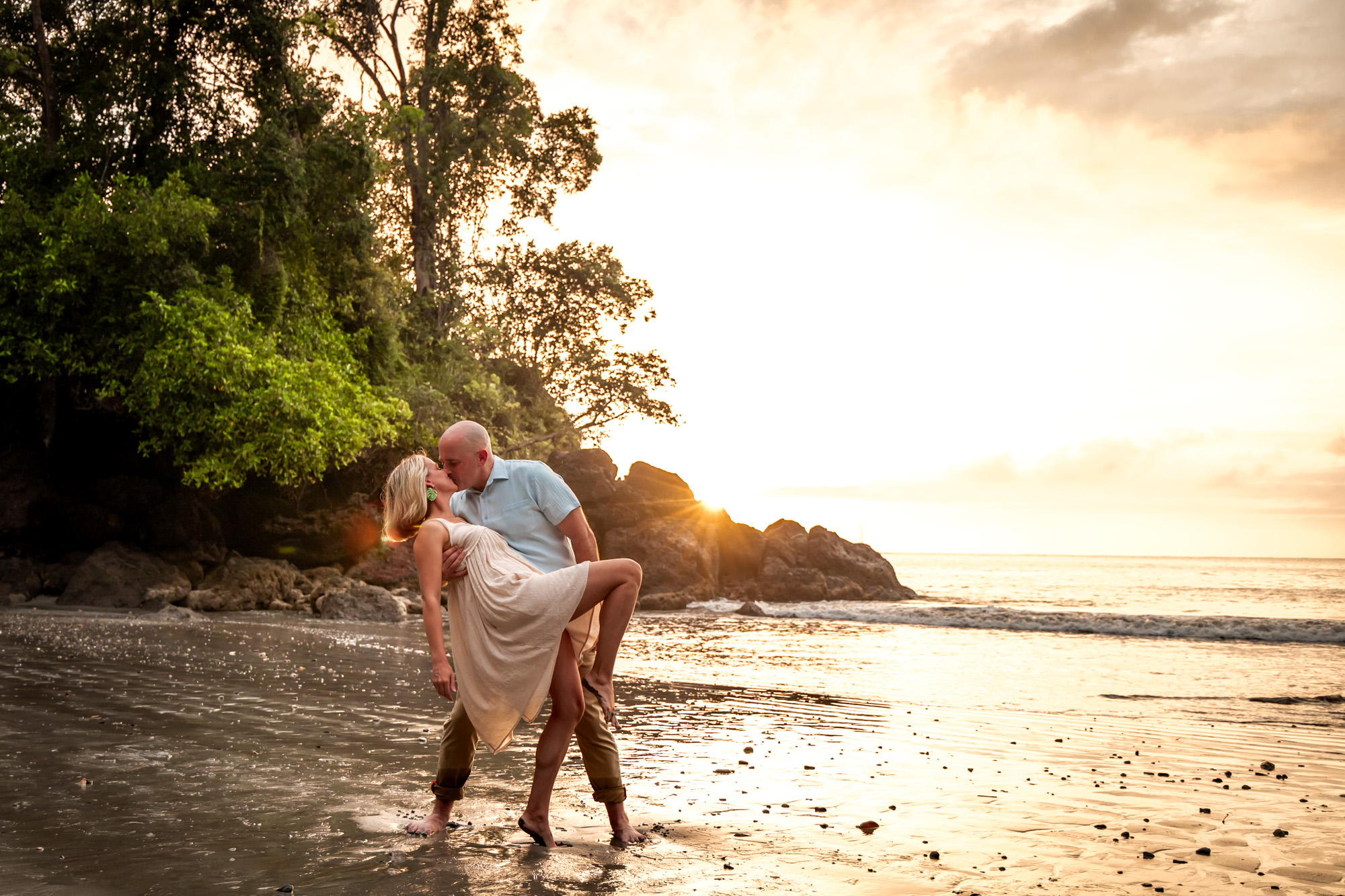 Couple's photography on the beach in Costa Rica